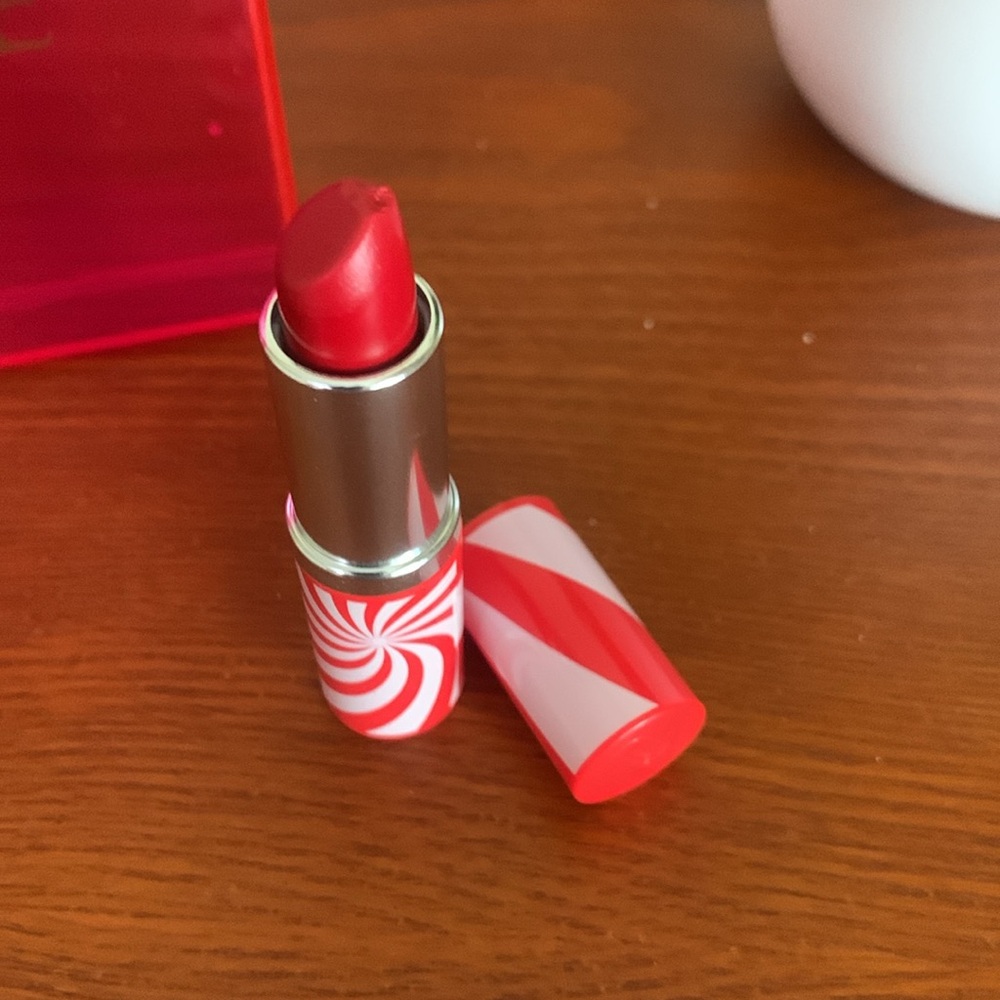 Clinique Bold Red Lipstick with Swirl Design cherry pop - Picture 2 of 3